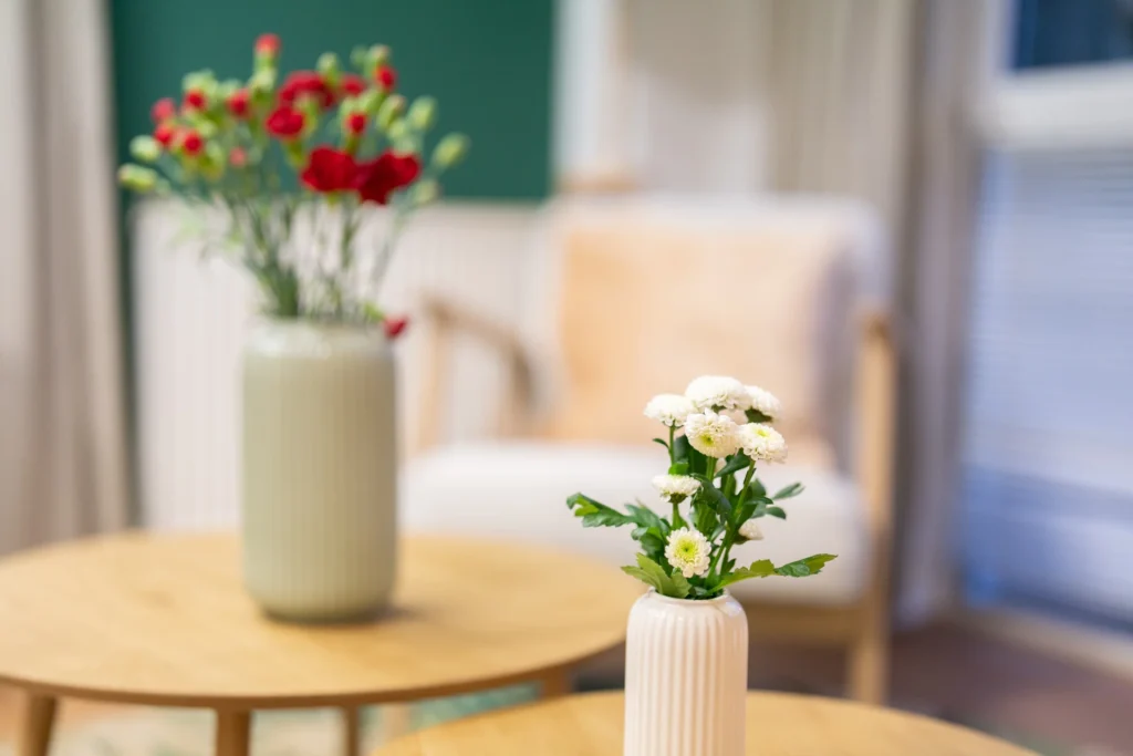 Blumendekoration auf Tisch