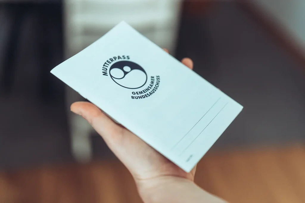 Mutterpass in der Hand