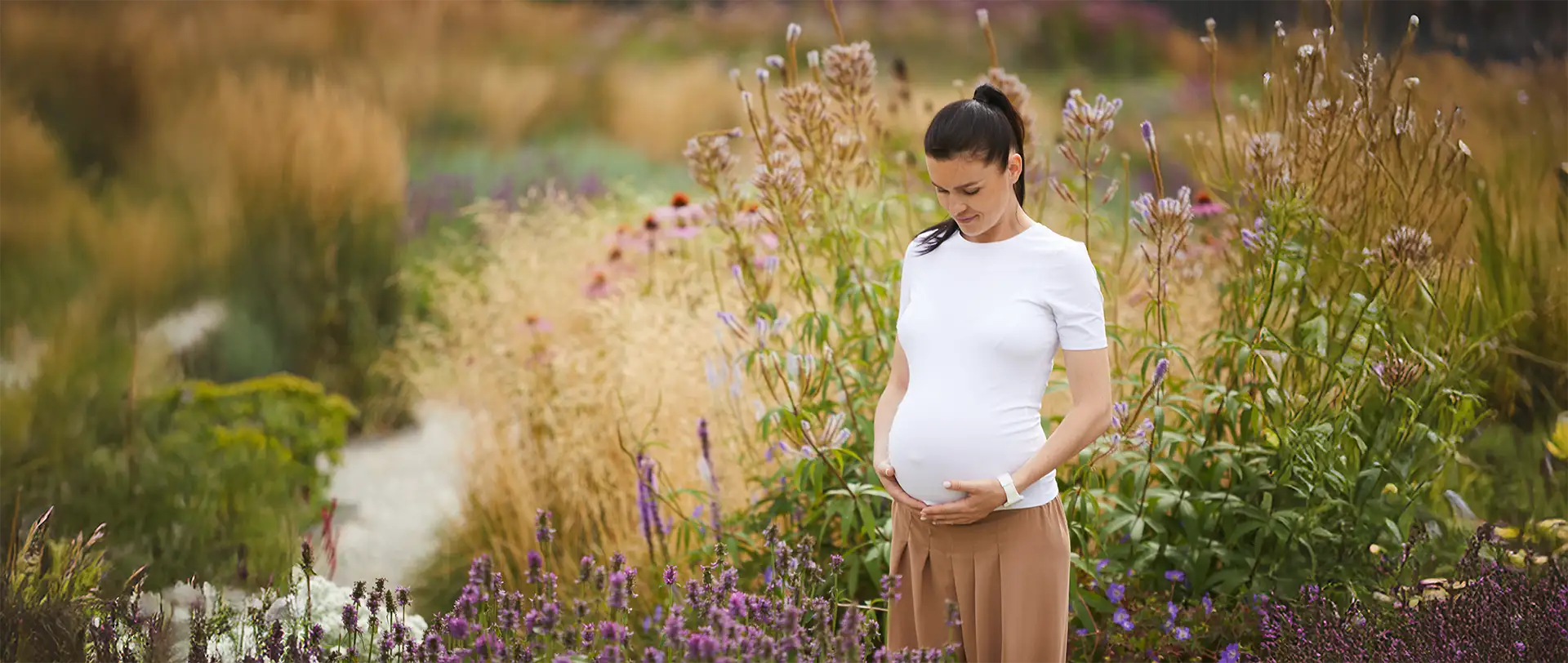 Schwangere Frau auf Blumenwiese
